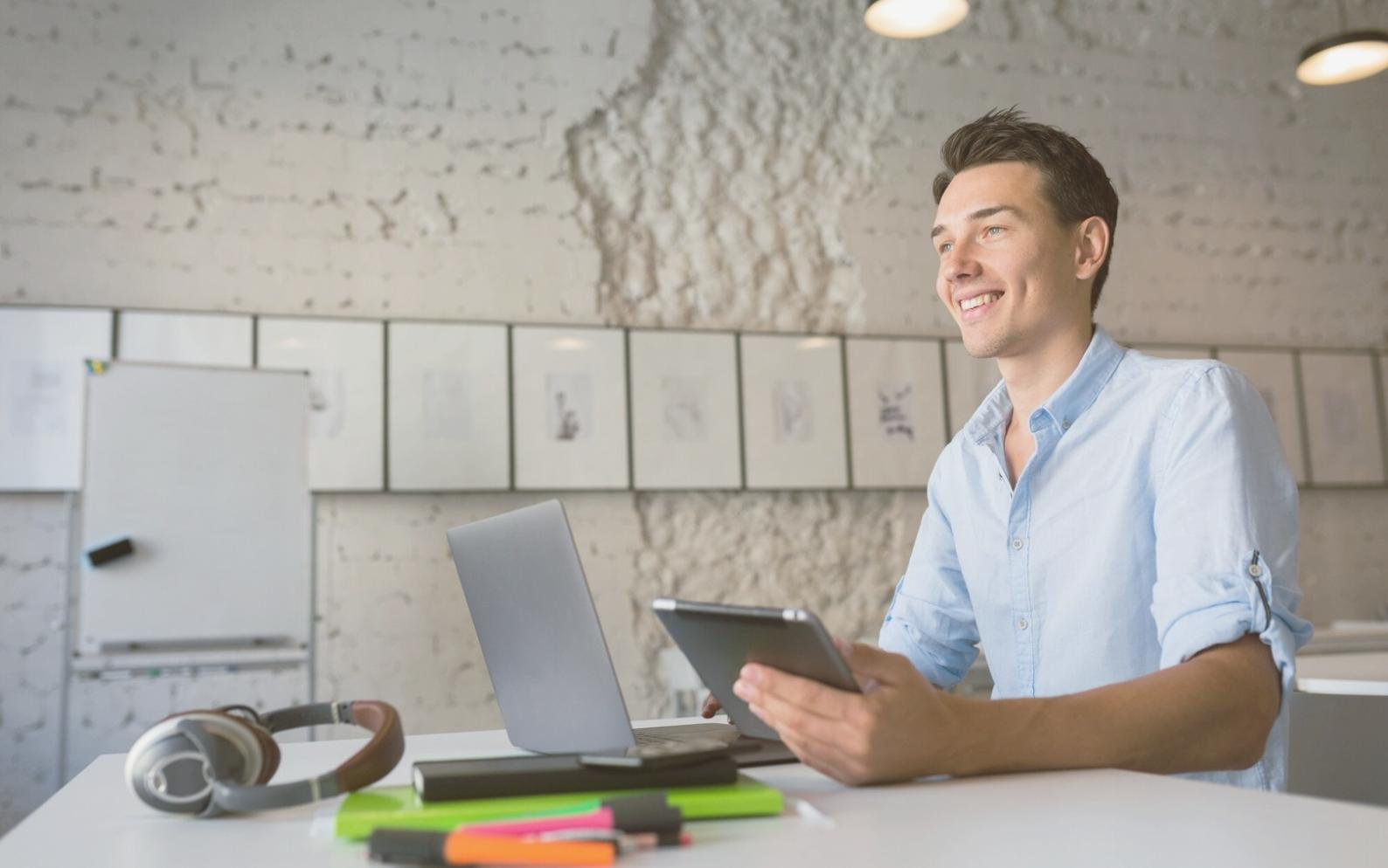 Environnement d'apprentissage moderne avec outils d'analyse financière et espaces de travail collaboratifs