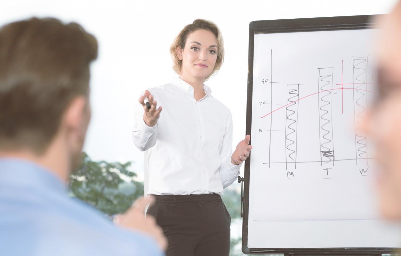Session de formation en analyse financière avec des professionnels travaillant sur des modèles financiers